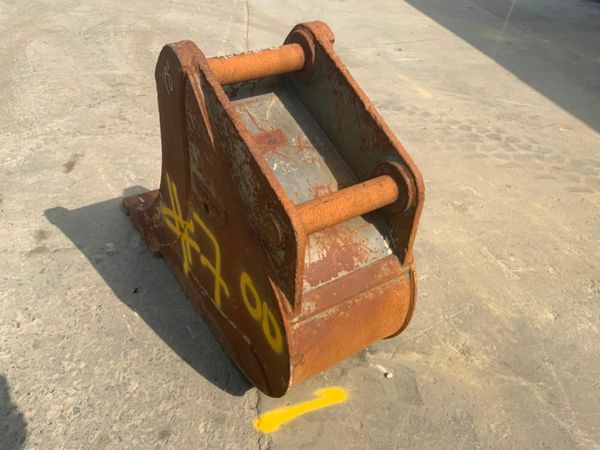 18" VOLVO SCOOP BUCKET...70mm PINS.....#7OD. 377216987
