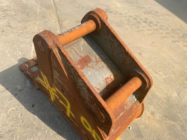 18" VOLVO SCOOP BUCKET...70mm PINS.....#7OD. 377216988