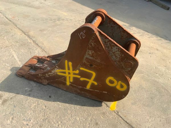 18" VOLVO SCOOP BUCKET...70mm PINS.....#7OD. 377216989
