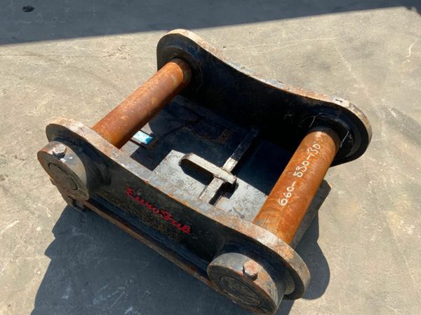 QUICK HITCH LIFTING ATTACHENT....130mm PINS. 377216903