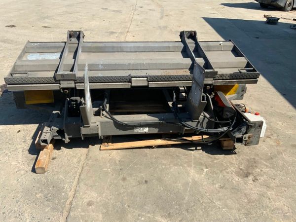 2018. DHOLLANDIA TUCK AWAY TAIL LIFT.. 377217059