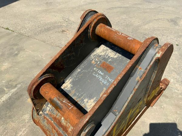 24" DIGGING BUCKET....20 TONNE...80mm PINS..130D 377217012