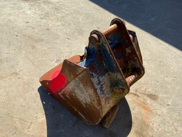 24" DIGGING BUCKET......45mm PINS.....1775. 377217192