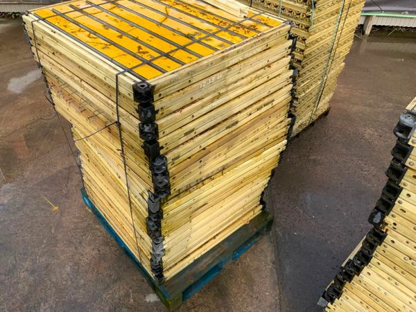 PLASTIC ground mats TILES .....5 euros each. 377217209