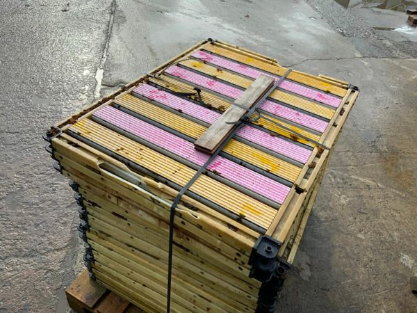 PLASTIC ground mats TILES .....5 euros each. 377217211