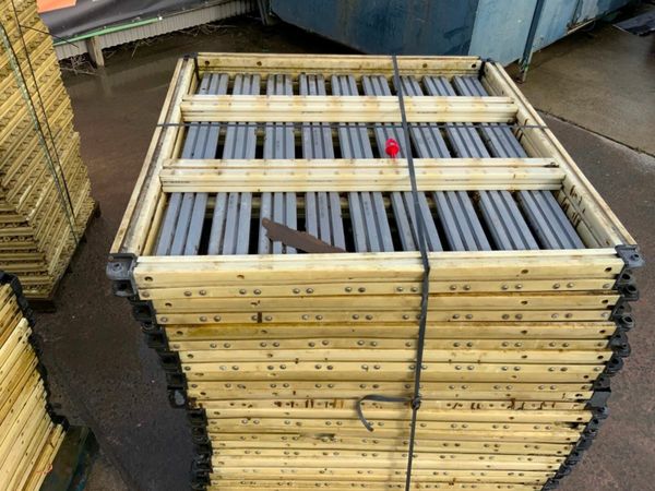 PLASTIC ground mats TILES .....5 euros each. 377217220