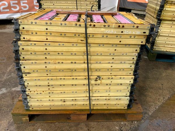 PLASTIC ground mats TILES .....5 euros each. 377217222