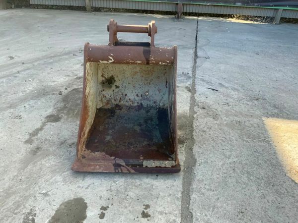 24" DIGGING BUCKET...4/6 TONNE......45mm....352 377217371
