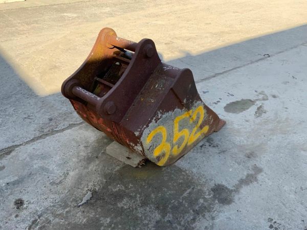 24" DIGGING BUCKET...4/6 TONNE......45mm....352 377217374