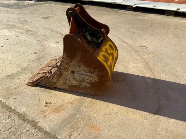 24" DIGGING BUCKET......50mm PINS........1732. 377217316