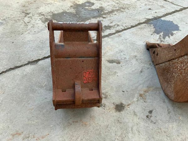 *** 12"  DIGGING BUCKETS x 3....QUICK HITCH *** 377217415