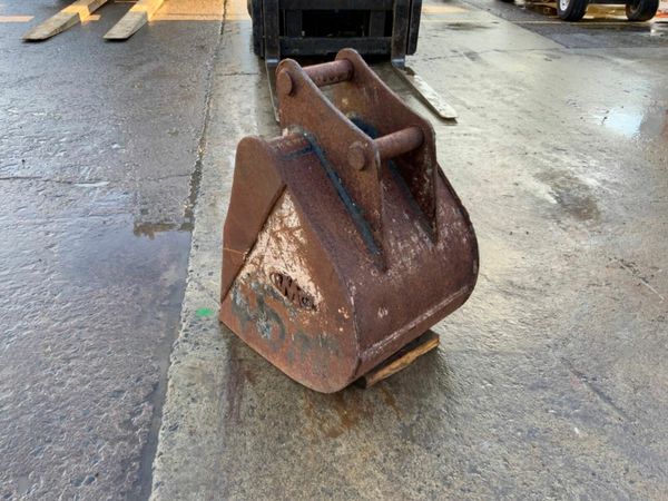 18" BMC DIGGING BUCKET.....45mm PINS......1159 377217589