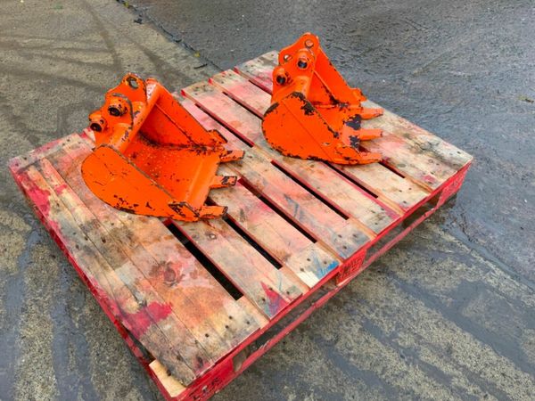 *** 12" TOOTHED DIGGING BUCKET.     25mm PINS *** 377217657