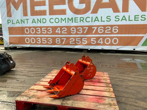 *** 12" TOOTHED DIGGING BUCKET.     25mm PINS *** 377217661