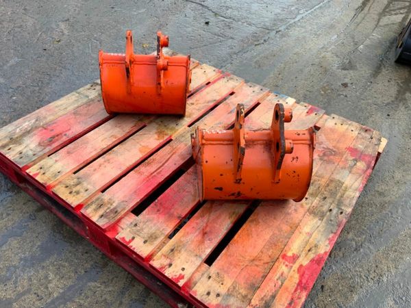 *** 12" TOOTHED DIGGING BUCKET.     25mm PINS *** 377217663