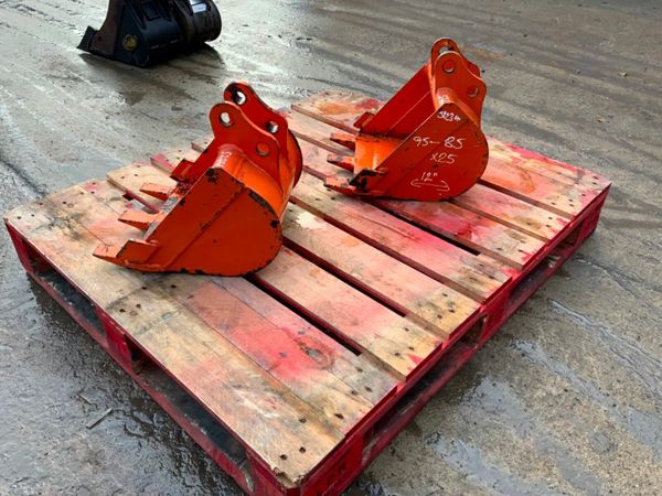 *** 12" TOOTHED DIGGING BUCKET.     25mm PINS *** 377217664