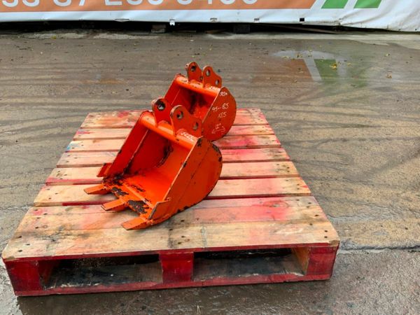 *** 12" TOOTHED DIGGING BUCKET.     25mm PINS *** 377217666