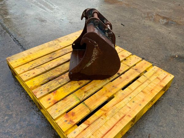 *** 18" DIGGING BUCKET......30mm PINS *** 377217971