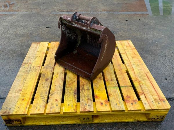 *** 18" DIGGING BUCKET......30mm PINS *** 377217972