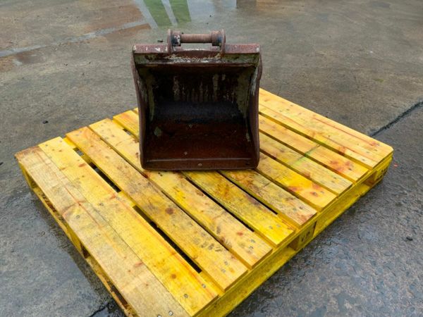 *** 18" DIGGING BUCKET......30mm PINS *** 377217974