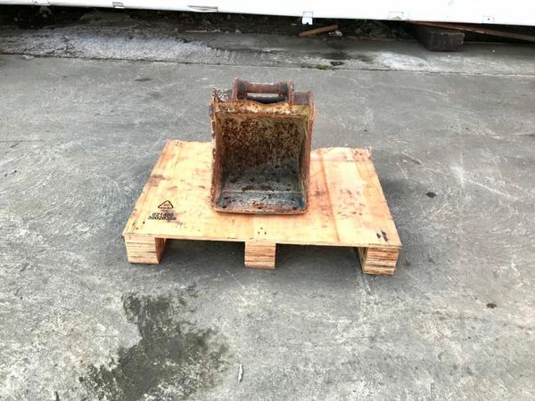 ** 12" MINI DIGGER BUCKET......25mm PINS.... 4533- 377218023