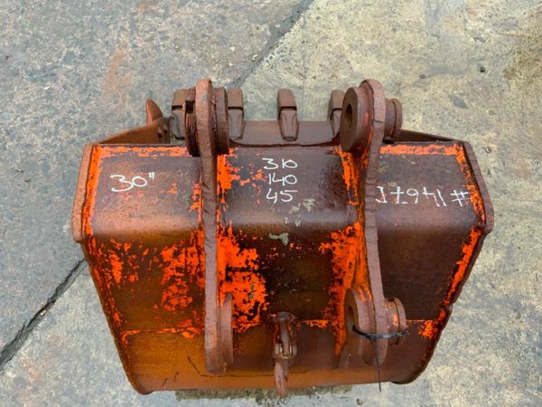 30"  DIGGING BUCKET......45mm PINS.......#.1476 377218037