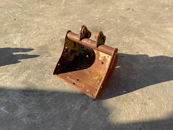 *** 18" MINI DIGGER BUCKET.....25mm PINS...307929 377218262