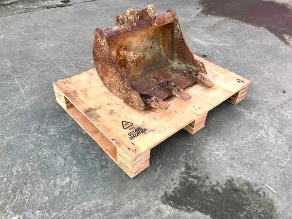 18" MINI DIGGER  BUCKET......25mm PINS ....4533/8 377218281