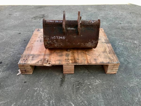 18" MINI DIGGER  BUCKET......25mm PINS ....4533/8 377218284