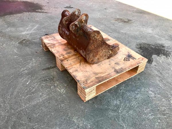 18" MINI DIGGER  BUCKET......25mm PINS ....4533/8 377218285