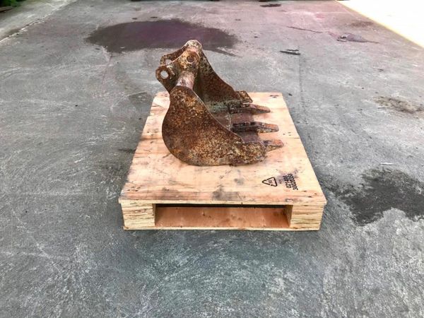 18" MINI DIGGER  BUCKET......25mm PINS ....4533/8 377218286