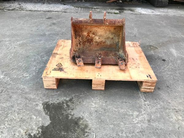 18" MINI DIGGER  BUCKET......25mm PINS ....4533/8 377218288