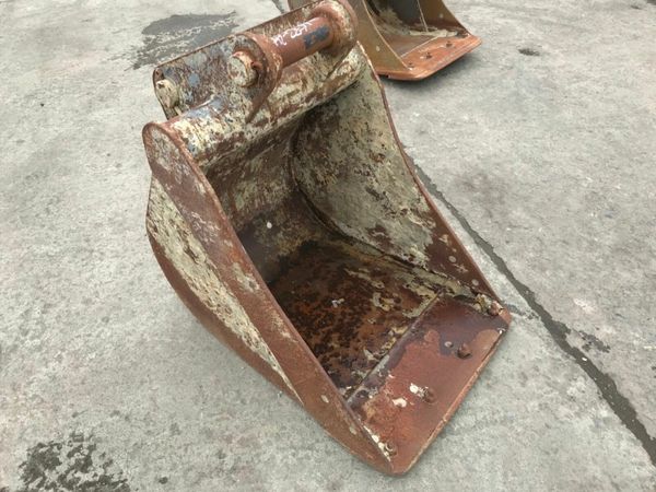 24" DIGGING BUCKET........60mm PINS. ....1631 377218324