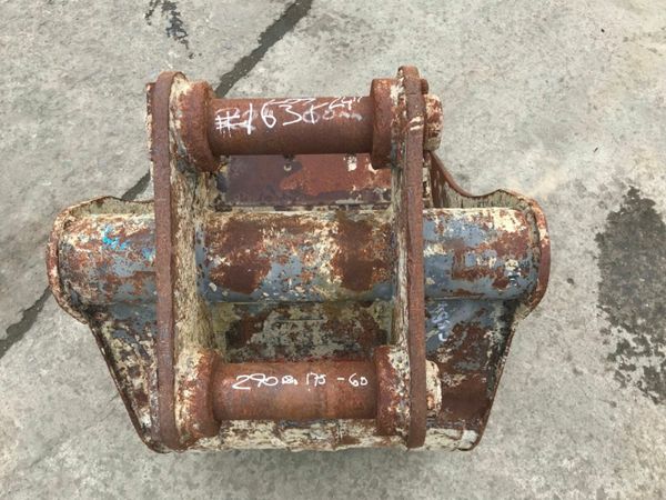 24" DIGGING BUCKET........60mm PINS. ....1631 377218326