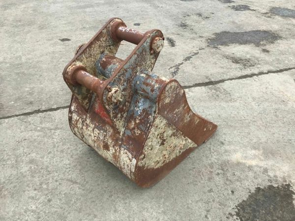 24" DIGGING BUCKET........60mm PINS. ....1631 377218328