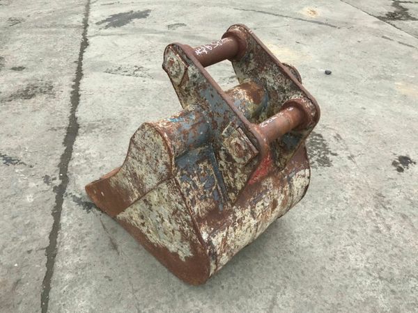 24" DIGGING BUCKET........60mm PINS. ....1631 377218330