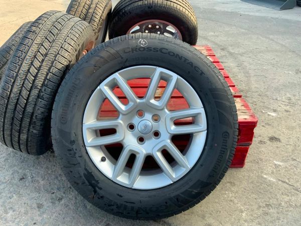 19" LAND ROVER DEFENDER ALLOYS & TYRES. 377219061