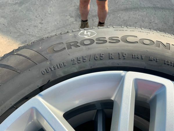 19" LAND ROVER DEFENDER ALLOYS & TYRES. 377219078