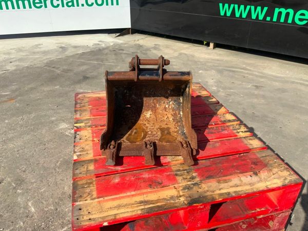 18" JCB DIGGING BUCKET.......30mm PINS........624- 377219165