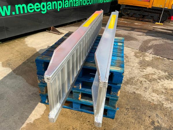 2.5mts ALUMINIUM LOADING RAMPS....6 TONNE...3755.. 377219415