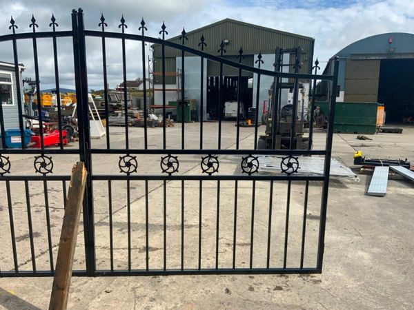 14ft DECORATIVE ENTRANCE GATES.......440. 377220364
