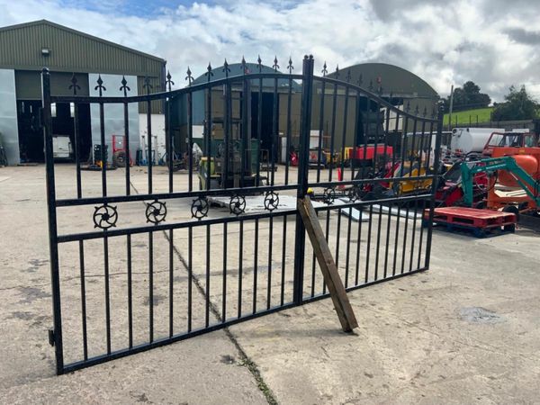 14ft DECORATIVE ENTRANCE GATES.......440. 377220365