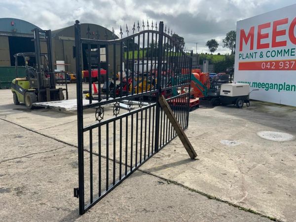 14ft DECORATIVE ENTRANCE GATES.......440. 377220366