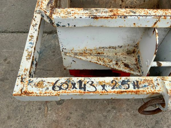 750lts CONQUIP SELF TIPPING CRANE SKIP.....837c. 377220501