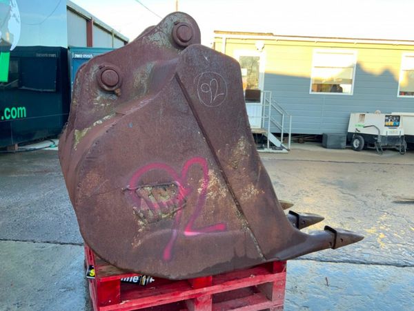 60" JCB DIGGING BUCKET........80mm PINS.....92. 377221247