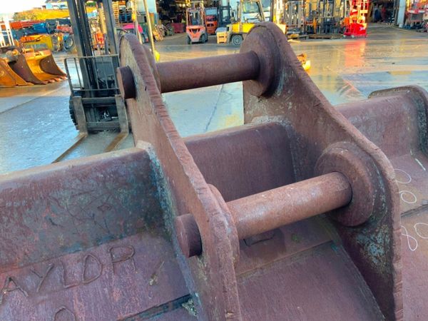 60" JCB DIGGING BUCKET........80mm PINS.....92. 377221251