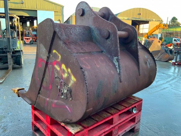 60" JCB DIGGING BUCKET........80mm PINS.....92. 377221252