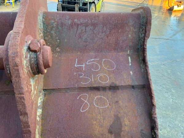 60" JCB DIGGING BUCKET........80mm PINS.....92. 377221255