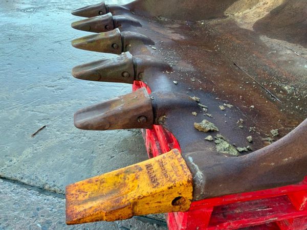 60" JCB DIGGING BUCKET........80mm PINS.....92. 377221259