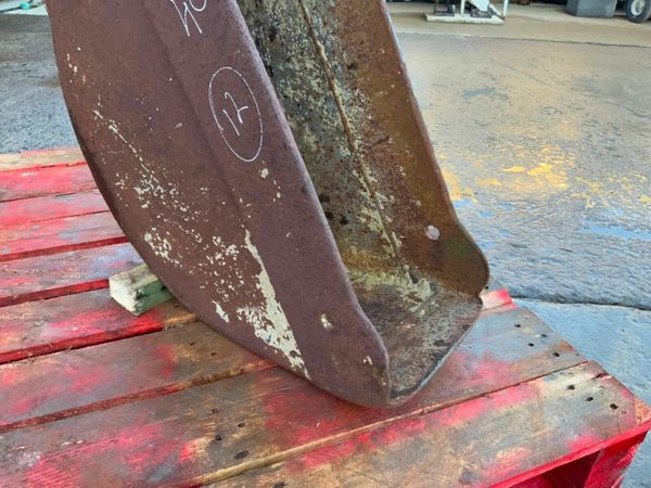 9" DIGGING BUCKET....40mm PINS........64s. 377221288